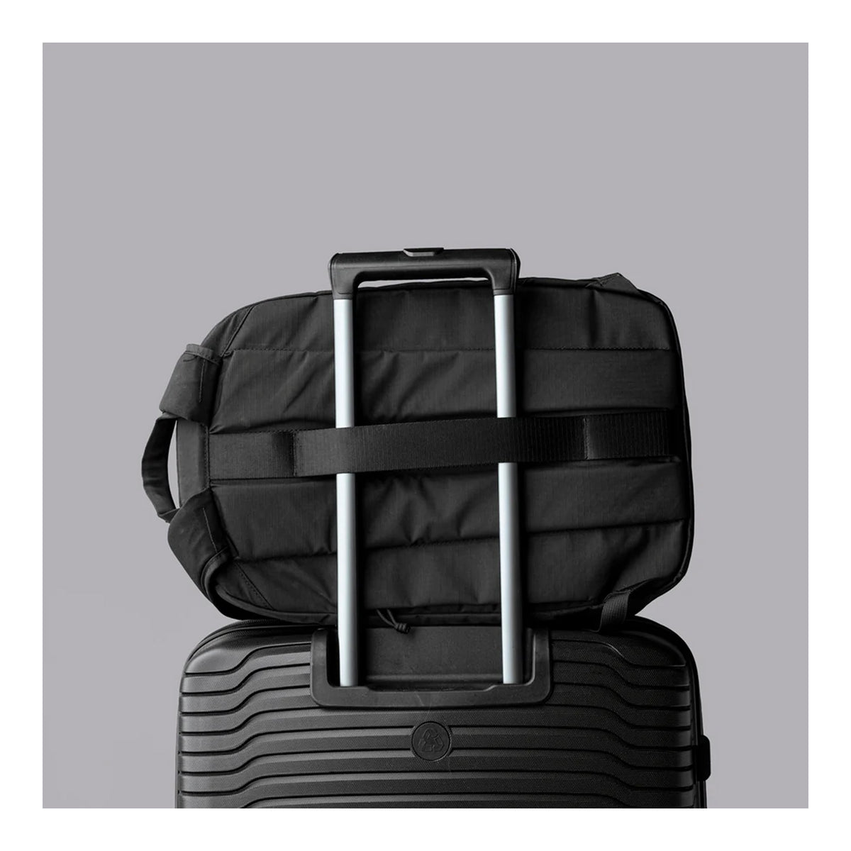 EDAY-EBP-AF-BLC-ALPK, Alpaka Essential Backpack 16L, Axoflux 210D | Black, ремінь кріплення на ручку валізи