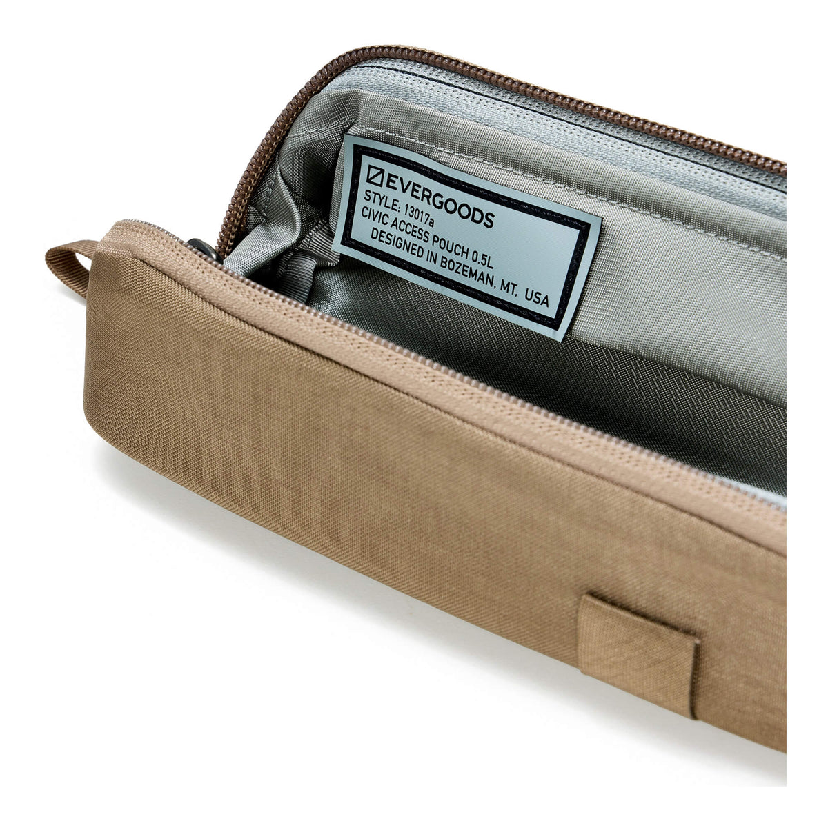 EDAY-13017a-FBN-EGS, EVERGOODS CIVIC Access Pouch 0.5L, Fossil Brown, наскрізна блискавка та бренд-бірка EVERGOODS зблизька