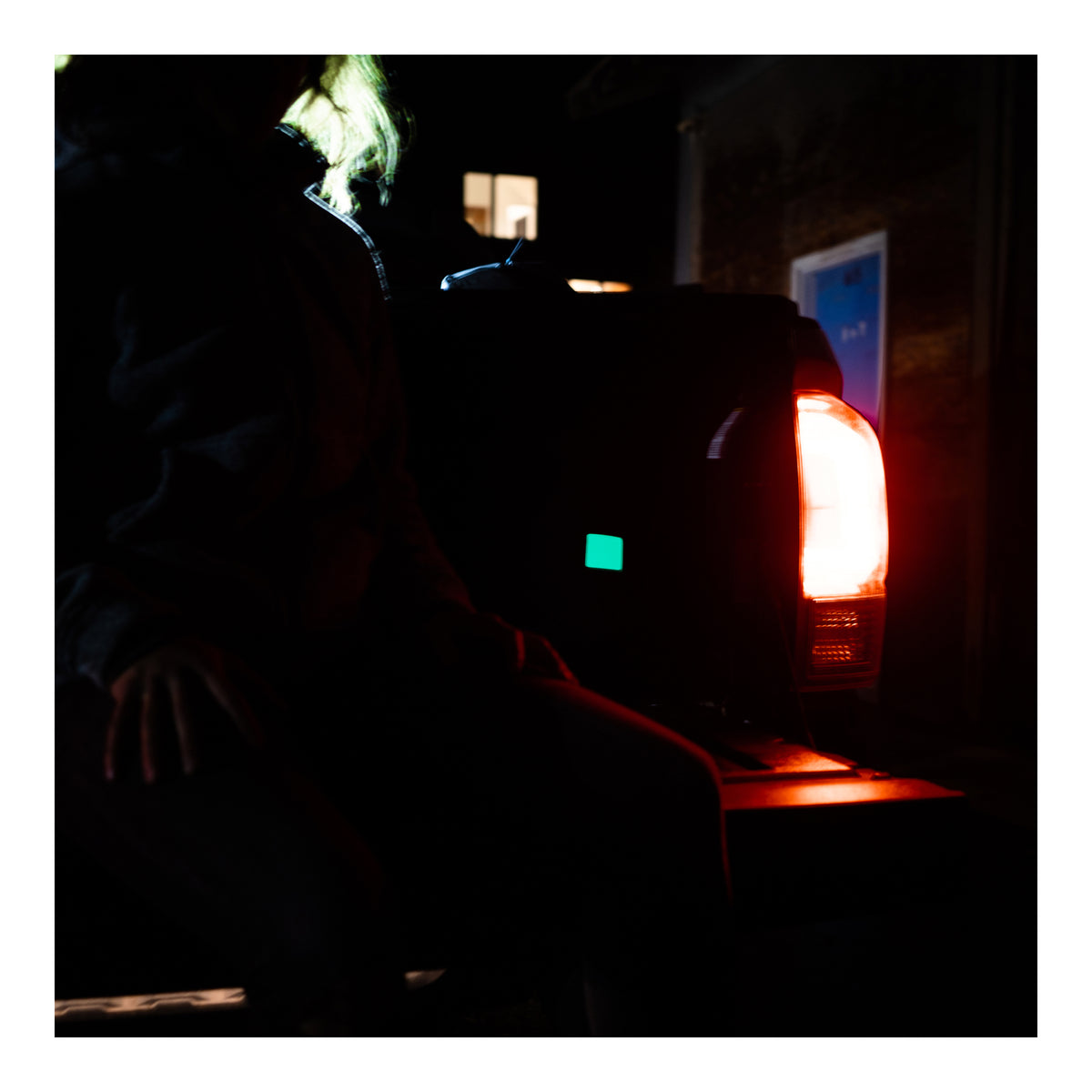 EVERGOODS GLOW Patch, патч світиться на рюкзаку серед вечірнього міста
