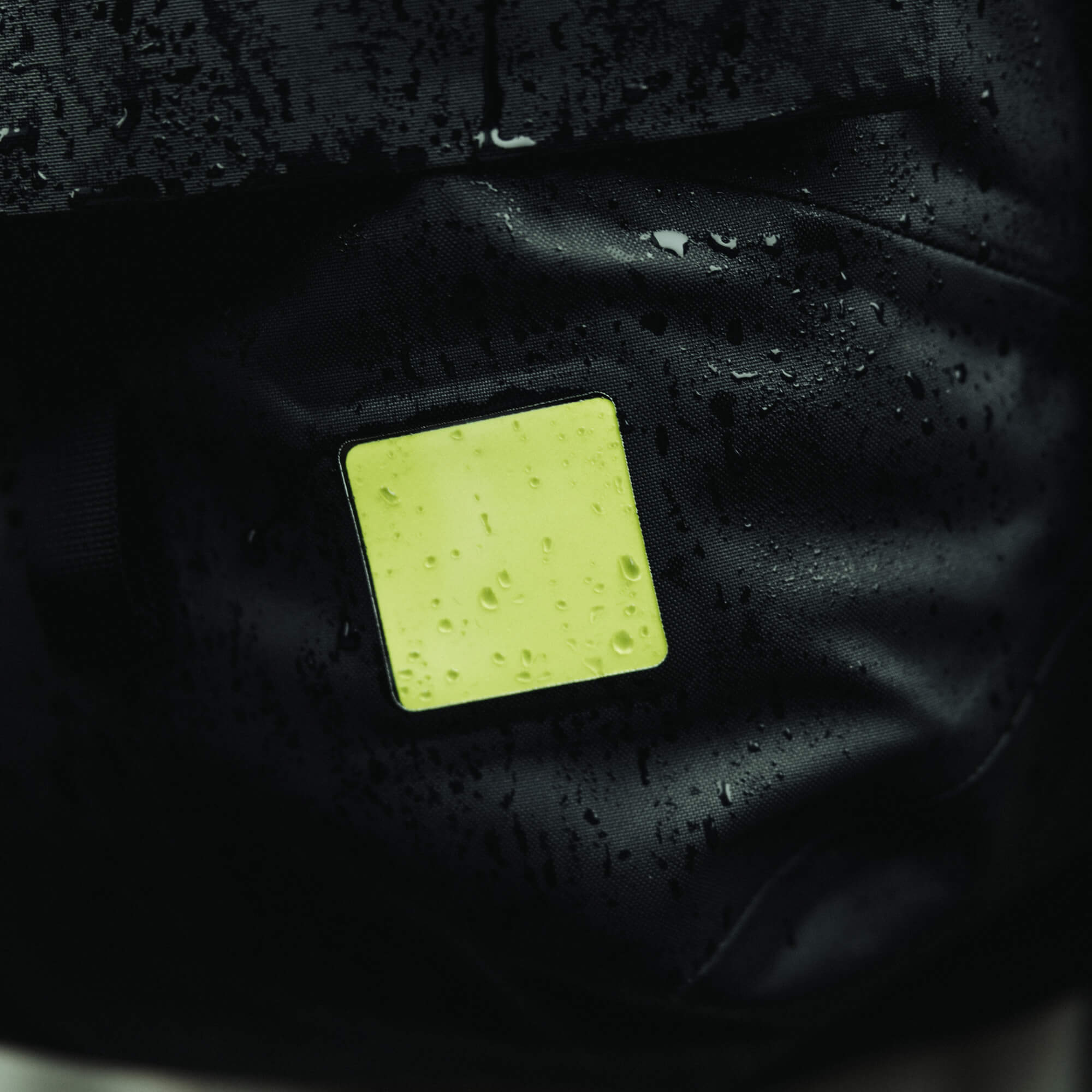 EDAY-19104a-HI-VIS-EGS, EVERGOODS Hi-Vis Patch, Hi-Vis, жовтий патч на мокрому рюкзаку зблизька