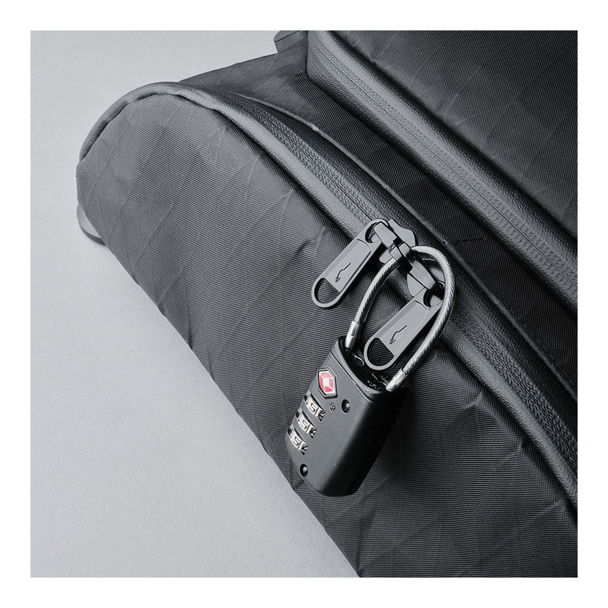 Alpaka Bravo Sling Max V2, кодовий замок на застібках-блискавках зблизька