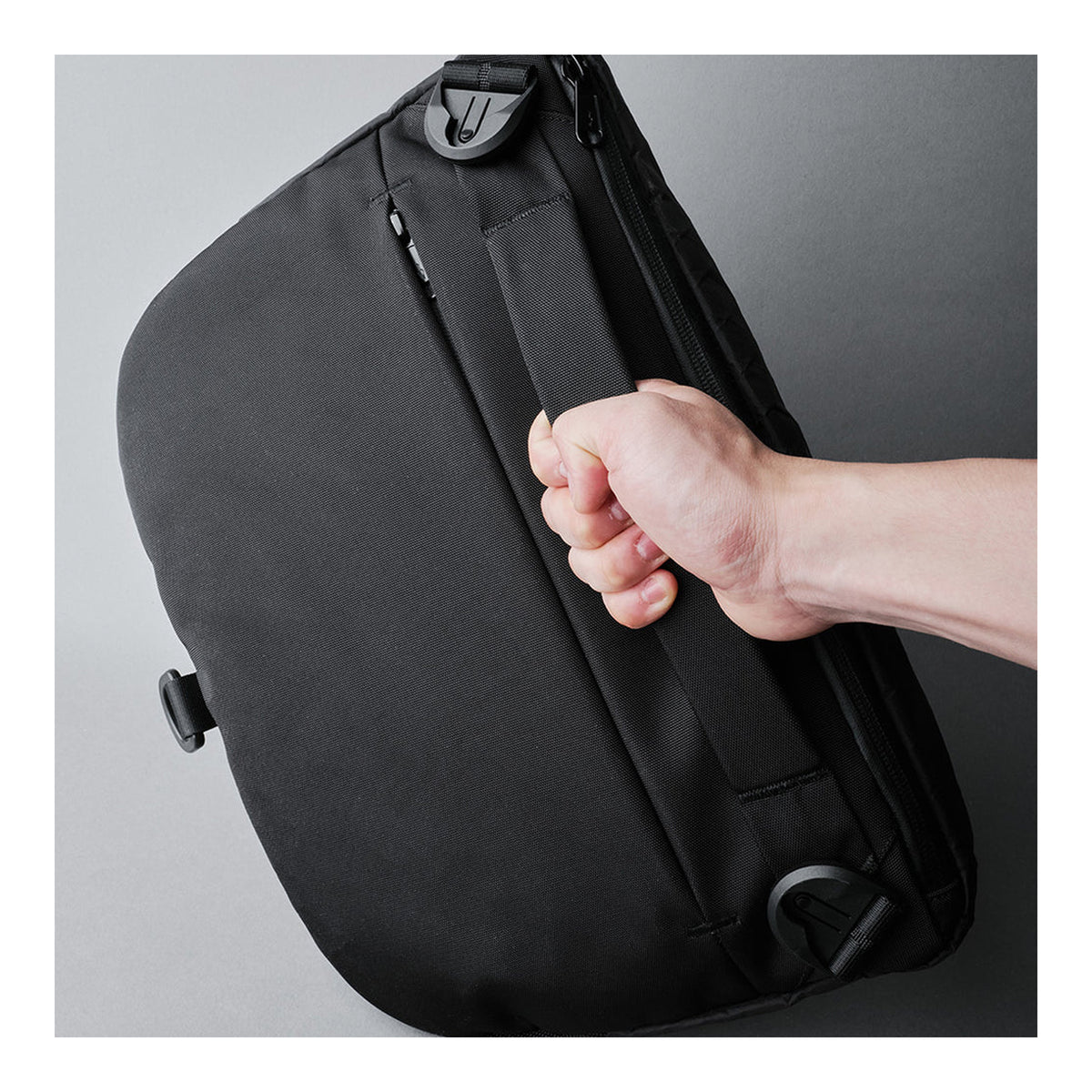 Alpaka Bravo Sling Max V2, сумку тримають за вбудовану ручку зверху, фіксатори ременя по кутах