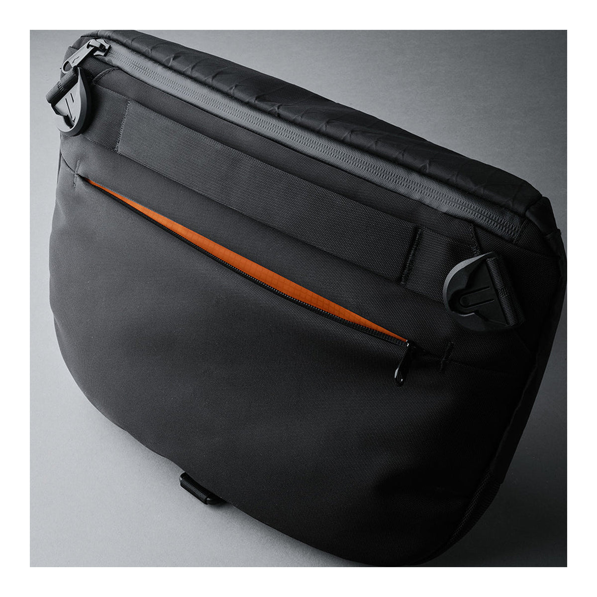 Alpaka Bravo Sling Max V2, вигляд ззаду, задня панель з блискавкою прихованої кишені, помаранчева підкладка молнії