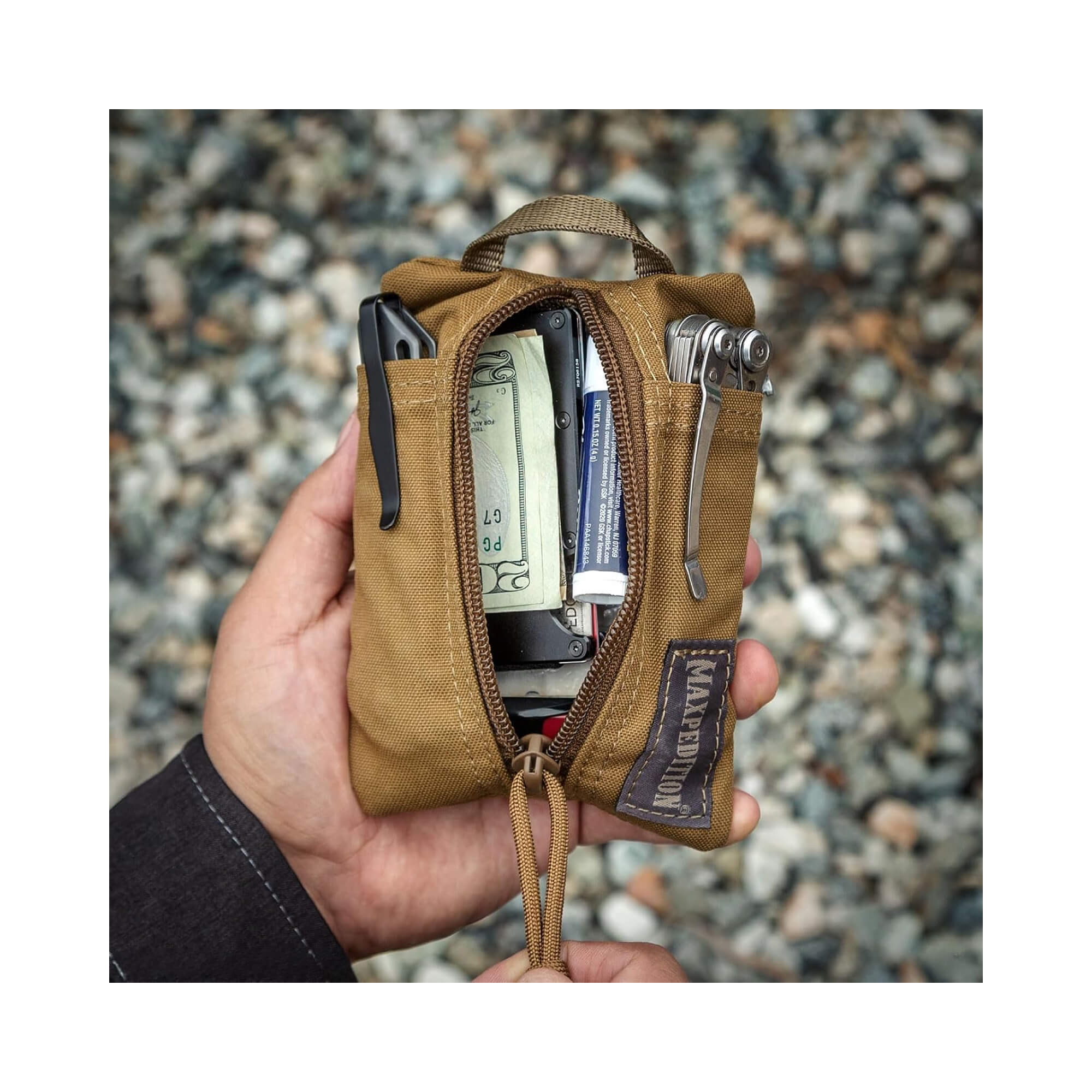 Maxpedition Platy Pocket Organizer 4×6 Dark Tan — EDC-органайзер у використанні, лайфстайл фото