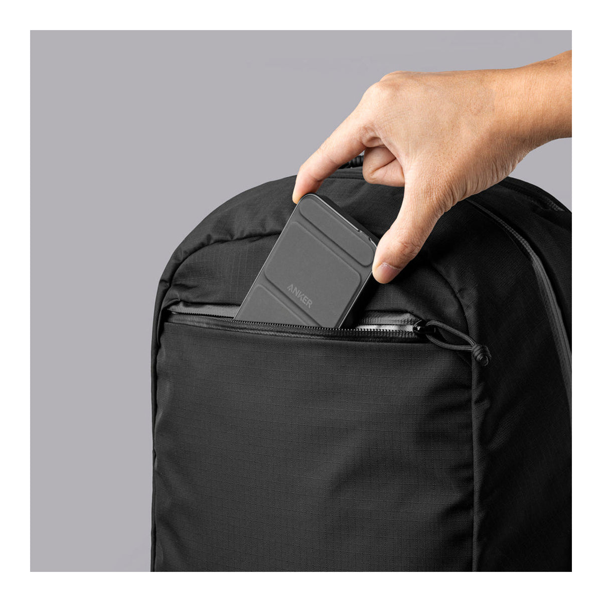 EDAY-EBP-AF-BLC-ALPK, Alpaka Essential Backpack 16L, Axoflux 210D | Black, зовнішній акумулятор кладуть у верхню кишеню