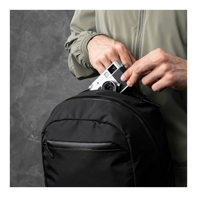 EDAY-EBP-AF-BLC-ALPK, Alpaka Essential Backpack 16L, Axoflux 210D | Black, камеру дістають із верхньої швидкодоступної кишені