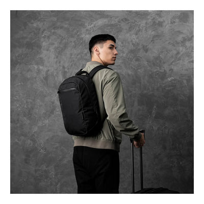 EDAY-EBP-AF-BLC-ALPK, Alpaka Essential Backpack 16L, Axoflux 210D | Black, чоловік з рюкзаком на спині, поруч валіза на колесах