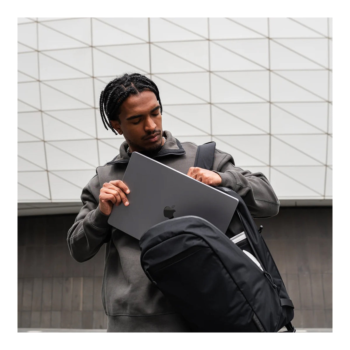 EDAY-EBP-AF-BLC-ALPK, Alpaka Essential Backpack 16L, Axoflux 210D | Black, чоловік дістає ноутбук з рюкзака на плечі