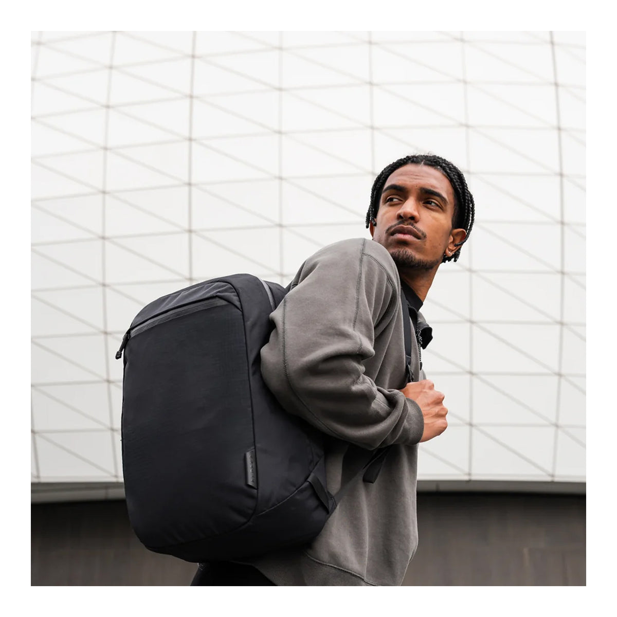 EDAY-EBP-AF-BLC-ALPK, Alpaka Essential Backpack 16L, Axoflux 210D | Black, рюкзак на одному плечі, чоловік озирається