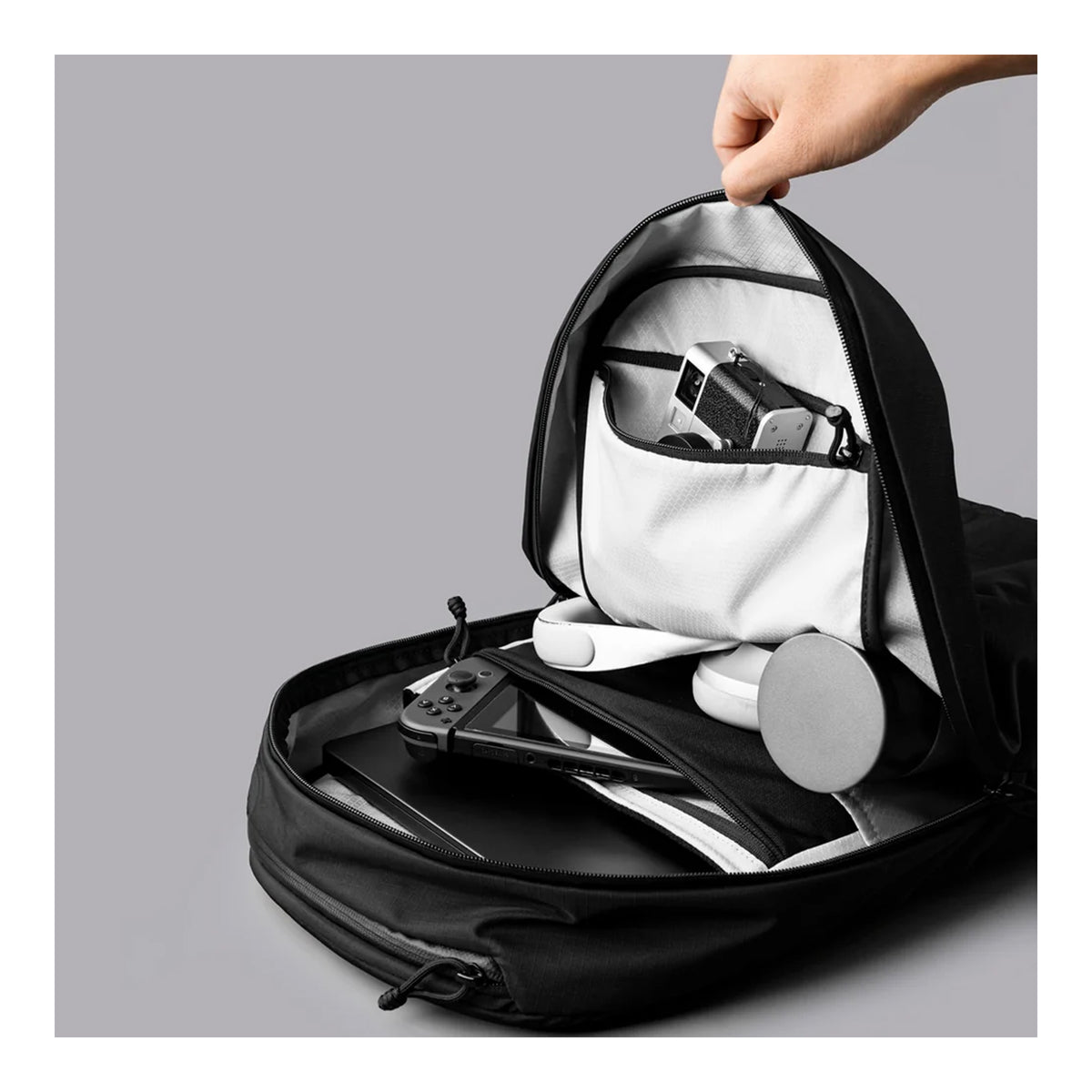 EDAY-EBP-AF-BLC-ALPK, Alpaka Essential Backpack 16L, Axoflux 210D | Black, рюкзак розкритий, фотоапарат, навушники та консоль всередині