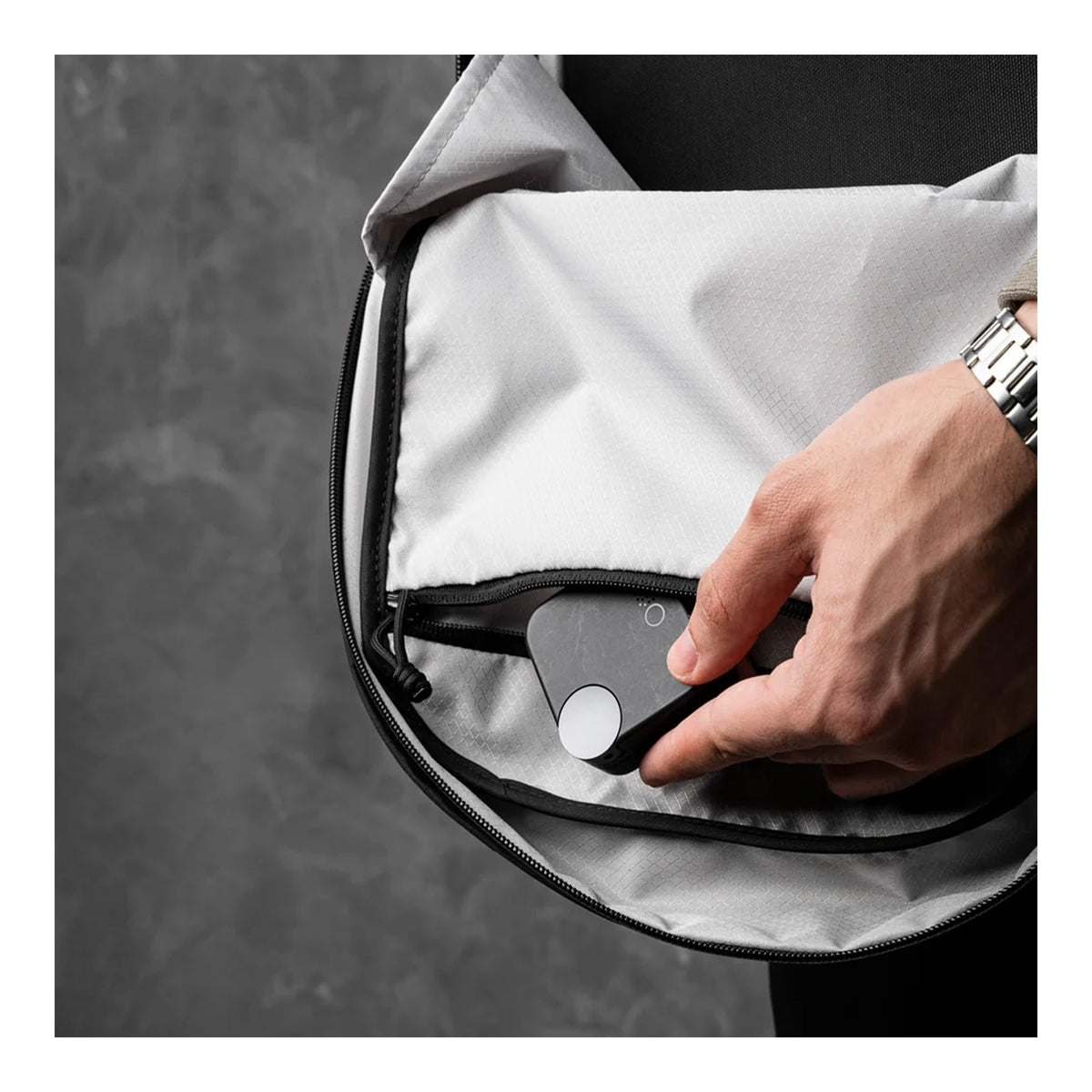 EDAY-EBP-AF-BLC-ALPK, Alpaka Essential Backpack 16L, Axoflux 210D | Black, невеликий аксесуар кладуть у передню кишеню