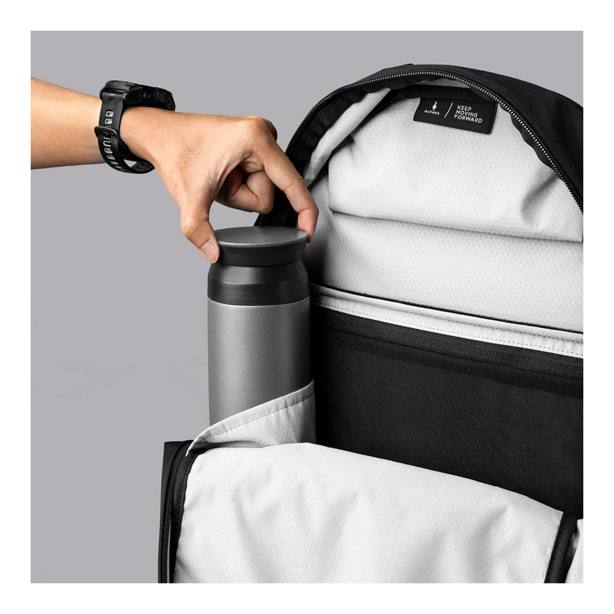 EDAY-EBP-AF-BLC-ALPK, Alpaka Essential Backpack 16L, Axoflux 210D | Black, термокружку кладуть у верхню кишеню, бренд-нашивка Alpaka