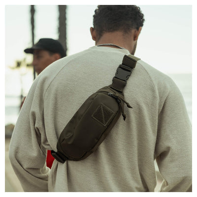 EDAY-13025a-ODG-EGS, EVERGOODS CIVIC Access Sling 1L, OD Green, слінг на спині, чоловік йде вулицею