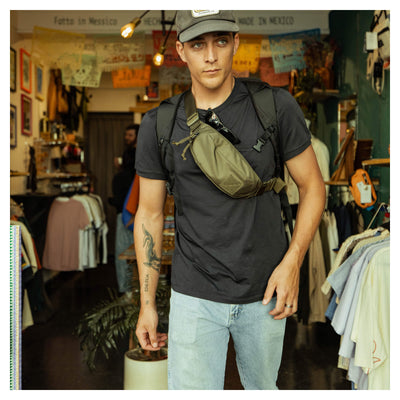 EDAY-13025a-ODG-EGS, EVERGOODS CIVIC Access Sling 1L, OD Green, слінг на плечі, чоловік у крамниці