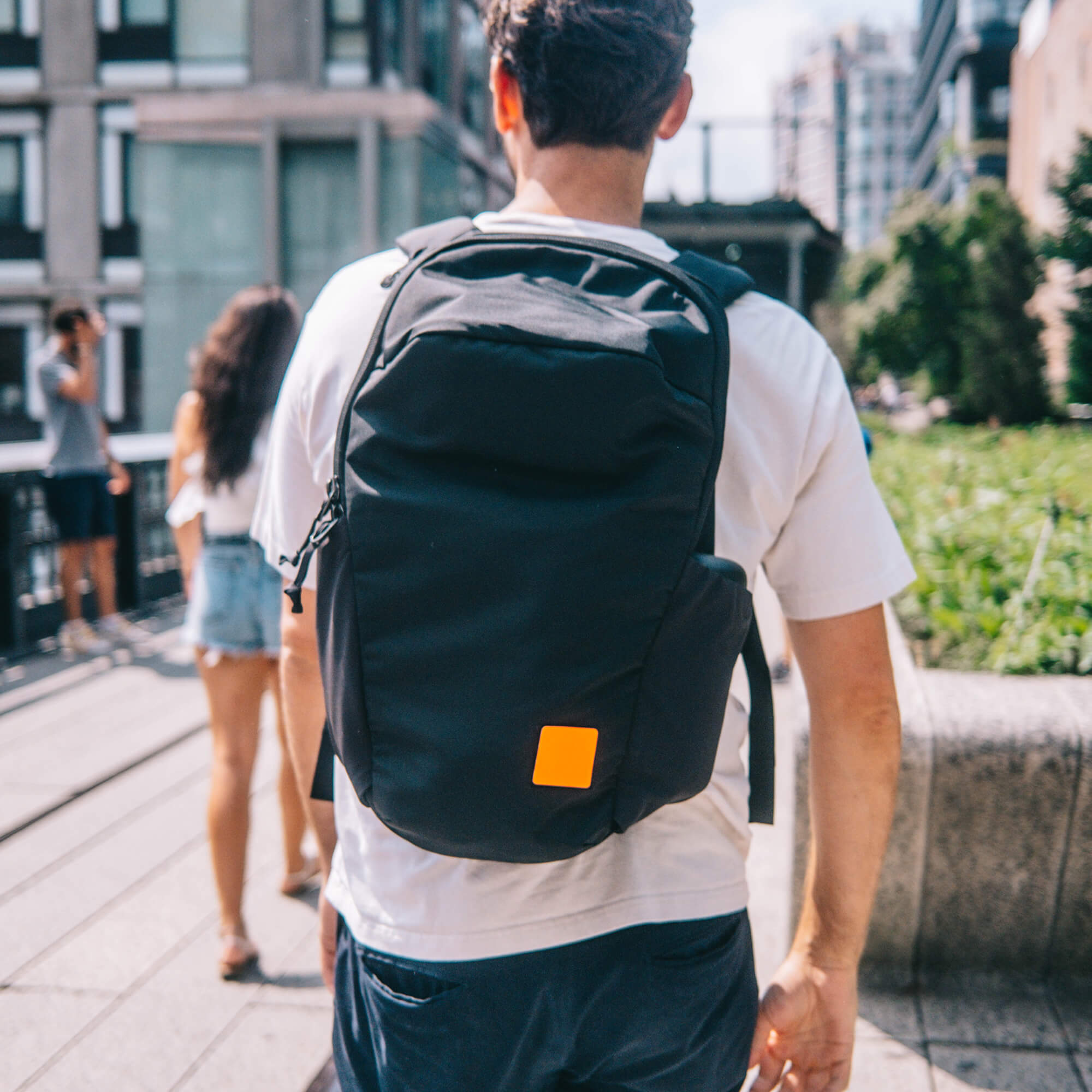 EDAY-19104a-HI-VIS-EGS, EVERGOODS Hi-Vis Patch, Hi-Vis, помаранчевий патч на рюкзаку у міському середовищі