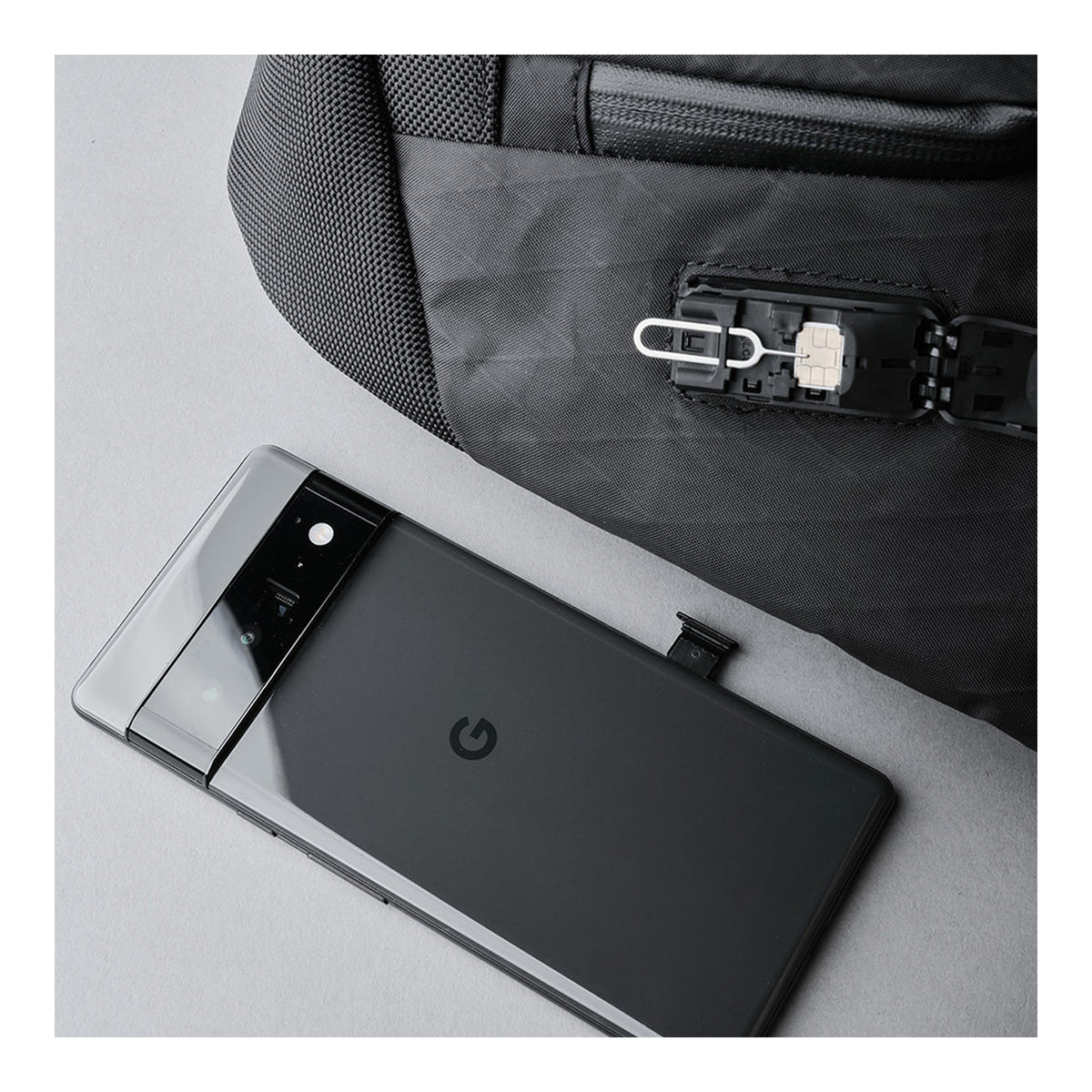 Alpaka Bravo Sling Max V2, телефон поруч, брелок для ключів на карабіні пристібнутий до петлі