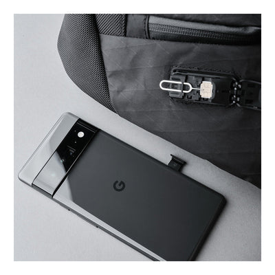 Alpaka Bravo Sling Max V2, телефон поруч, брелок для ключів на карабіні пристібнутий до петлі