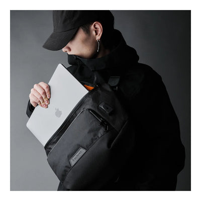 Alpaka Bravo Sling Max V2, ноутбук кладуть у бокове відділення слінга на плечі, бренд-нашивка Alpaka знизу