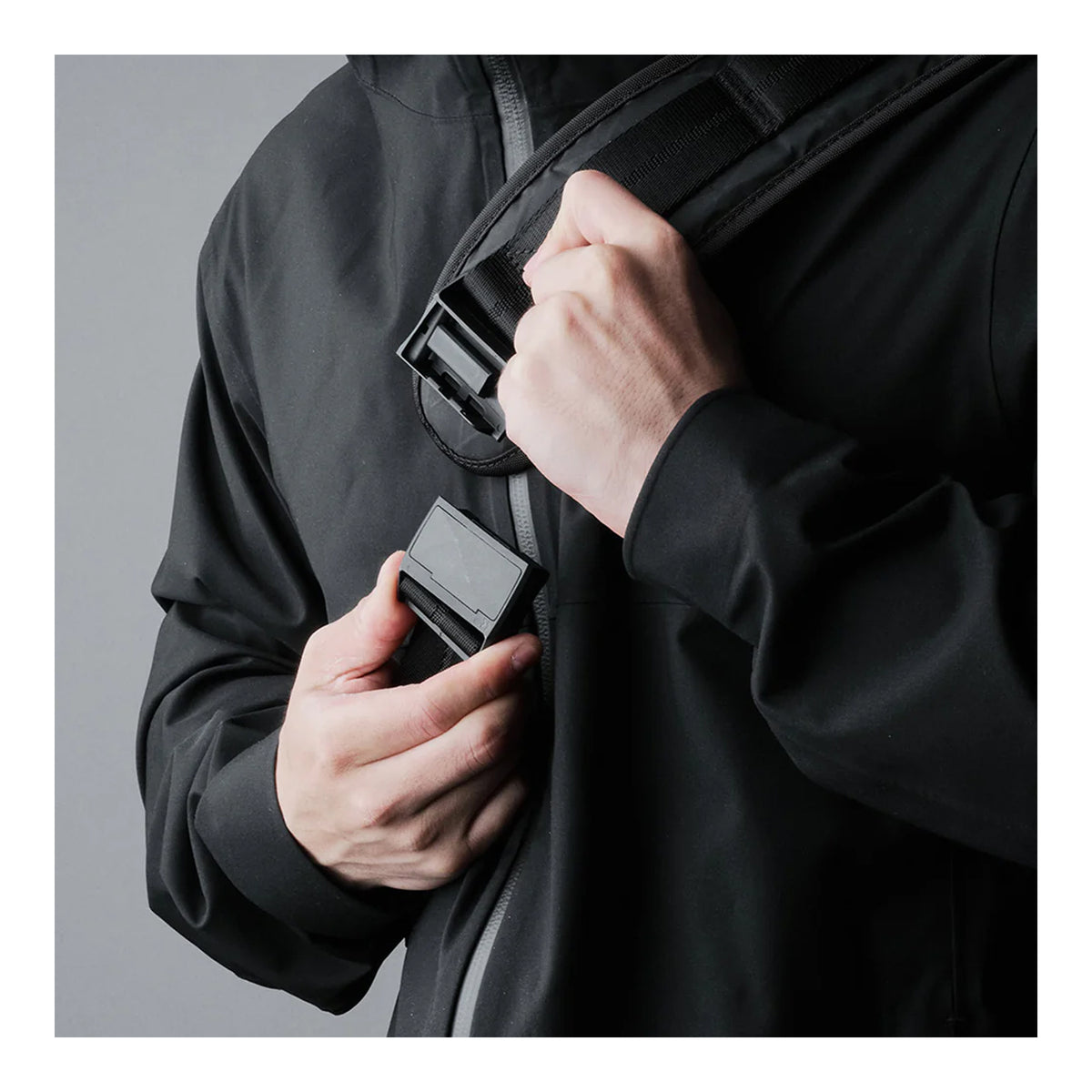 Alpaka Bravo Sling Max V2, регулятор довжини ременя на плечі, руку тримають на пряжці
