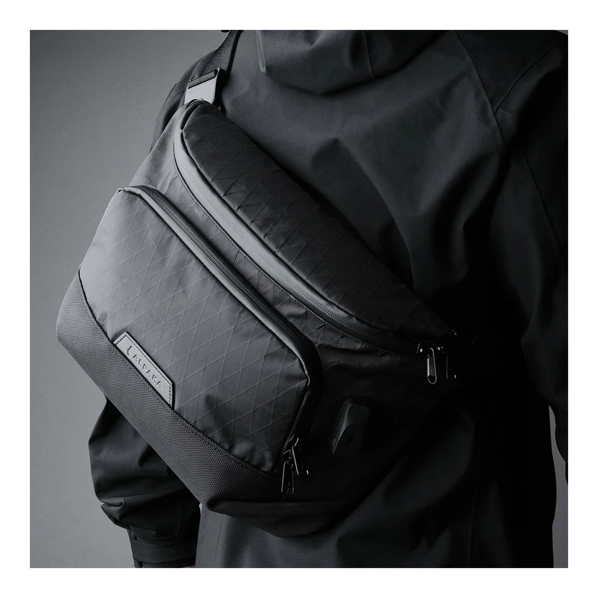 Alpaka Bravo Sling Max V2, слінг на грудях чоловіка крупним планом, ремінь через плече