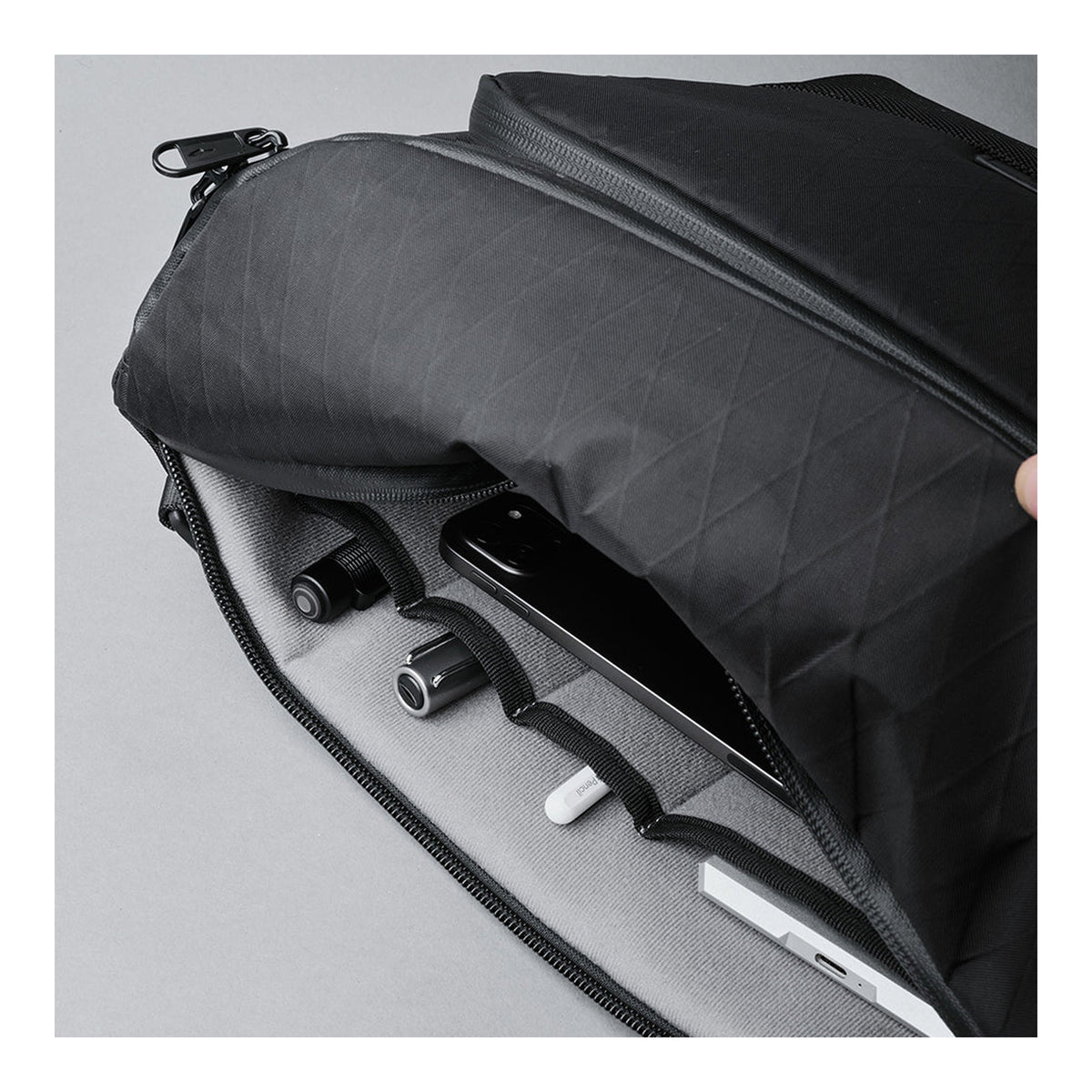 Alpaka Bravo Sling Max V2, слінг розкритий, телефон і дрібнички в еластичних кишенях-петлях