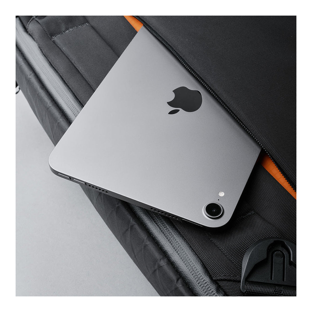 Alpaka Bravo Sling Max V2, планшет лежить на сумці, фіксатор ременя та строп зблизька