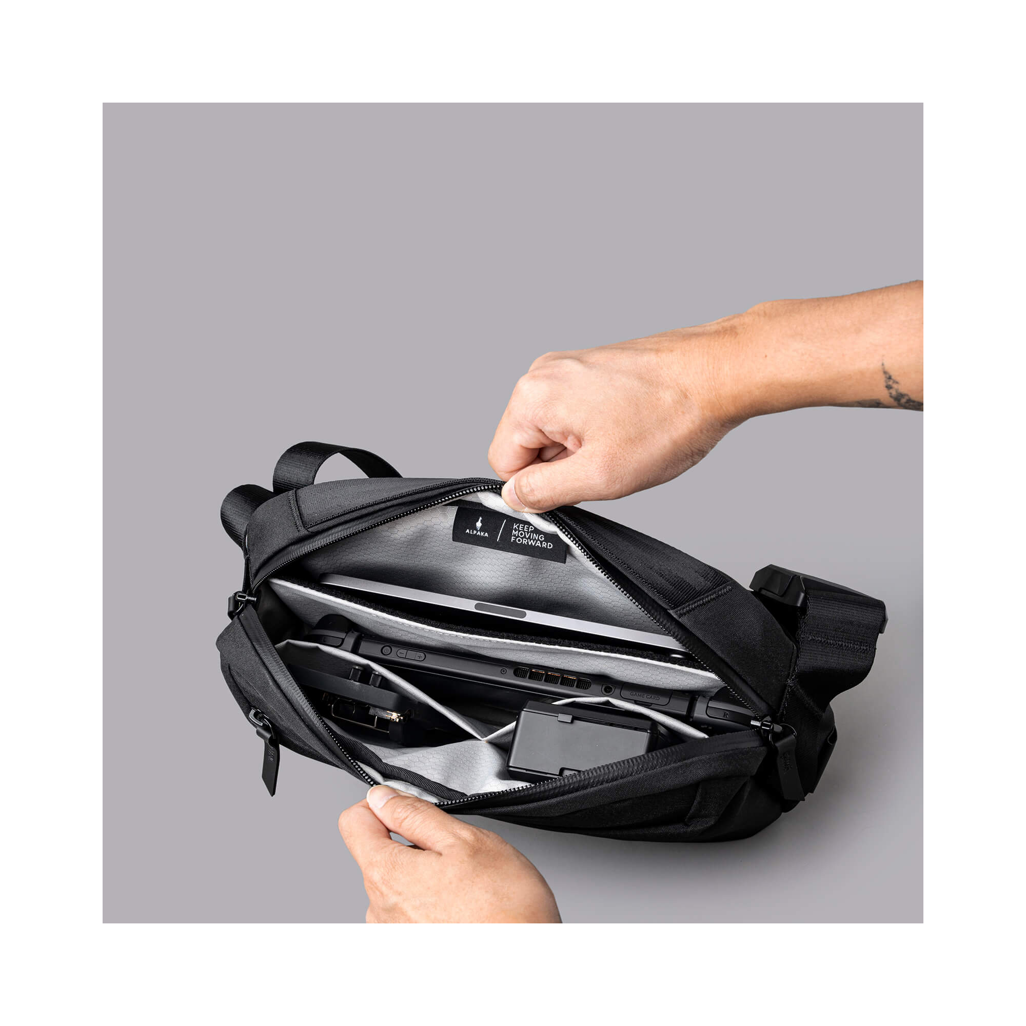 【極美品】ALPAKA GO SLING MINI V2 ブラック Alpaka Go Sling Mini V2 — міська сумка-слінг для EDC | EDC.DAY