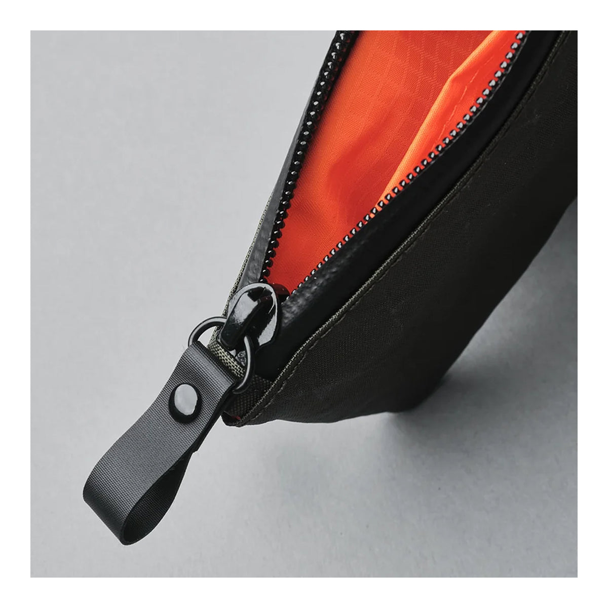EDAY-ZP-BLC-ALPK, Alpaka Zip Pouch, X-Pac VX21 | Black, кут поуча зблизька, блискавка та підкладка
