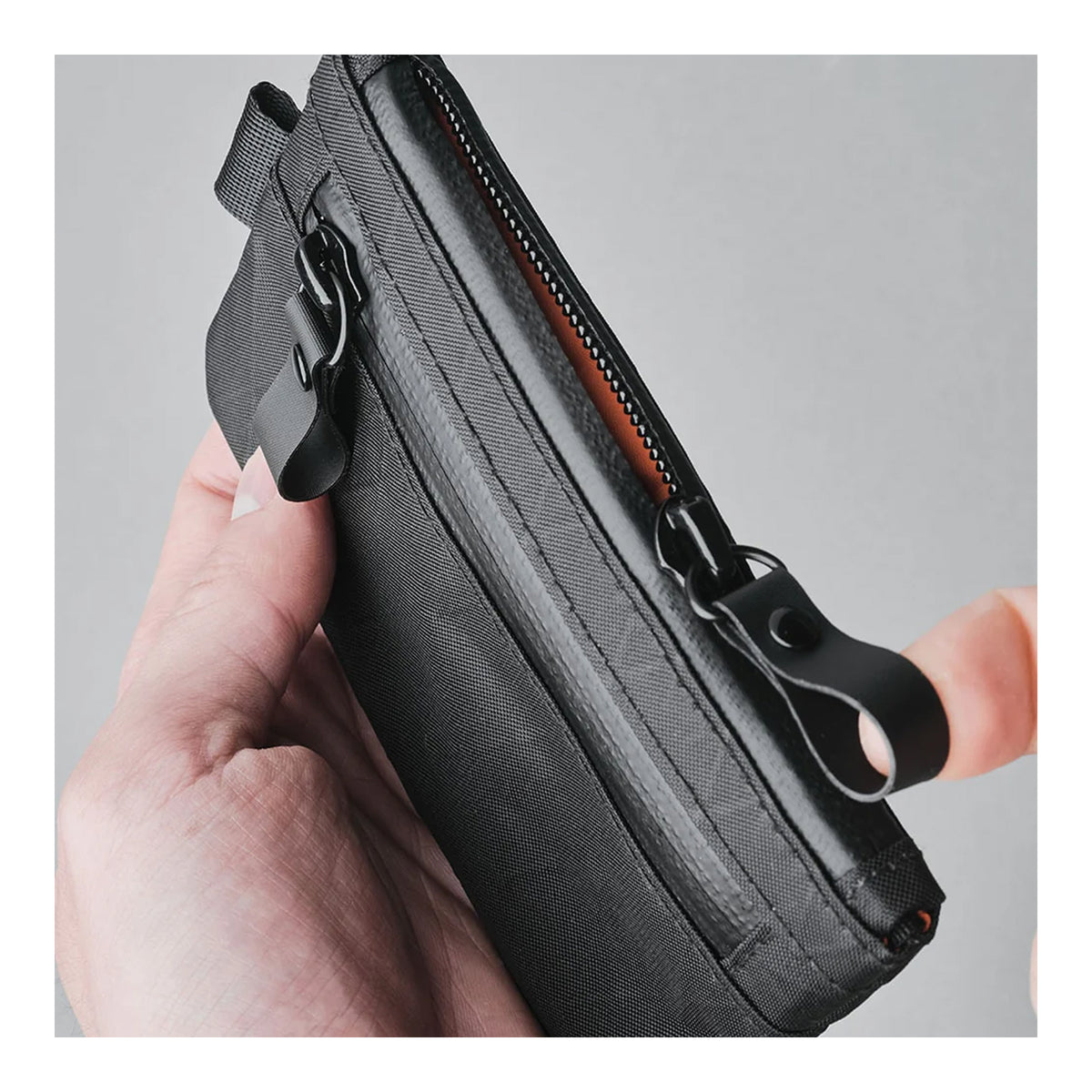 EDAY-ZP-BLC-ALPK, Alpaka Zip Pouch, X-Pac VX21 | Black, поуч тримають в руці, шкіряний пулер зблизька