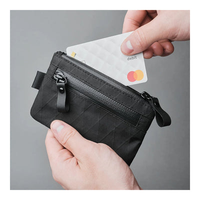 EDAY-ZP-BLC-ALPK, Alpaka Zip Pouch, X-Pac VX21 | Black, картку дістають з поуча