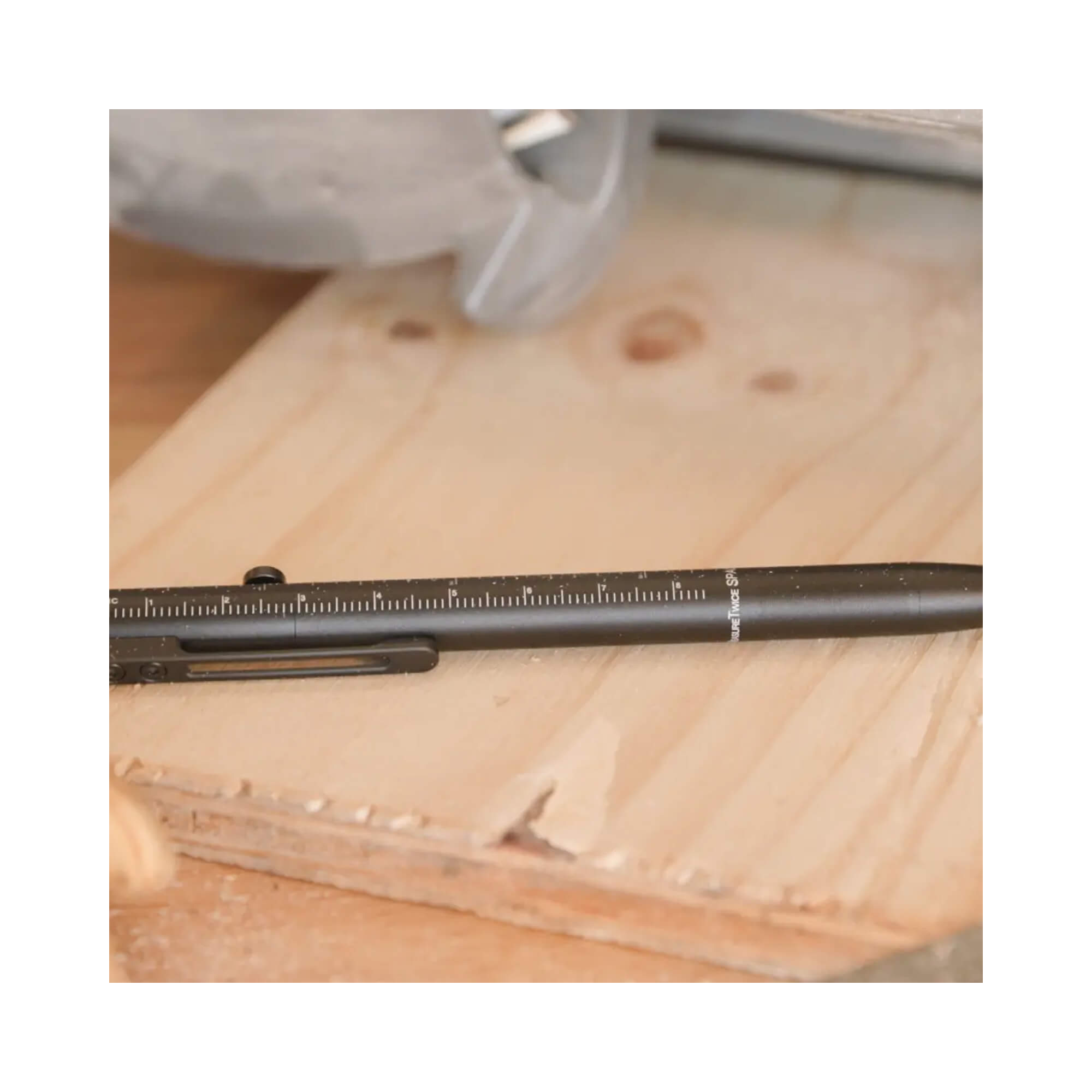 Вбудована лінійка на корпусі тактичної ручки Fisher Space Pen