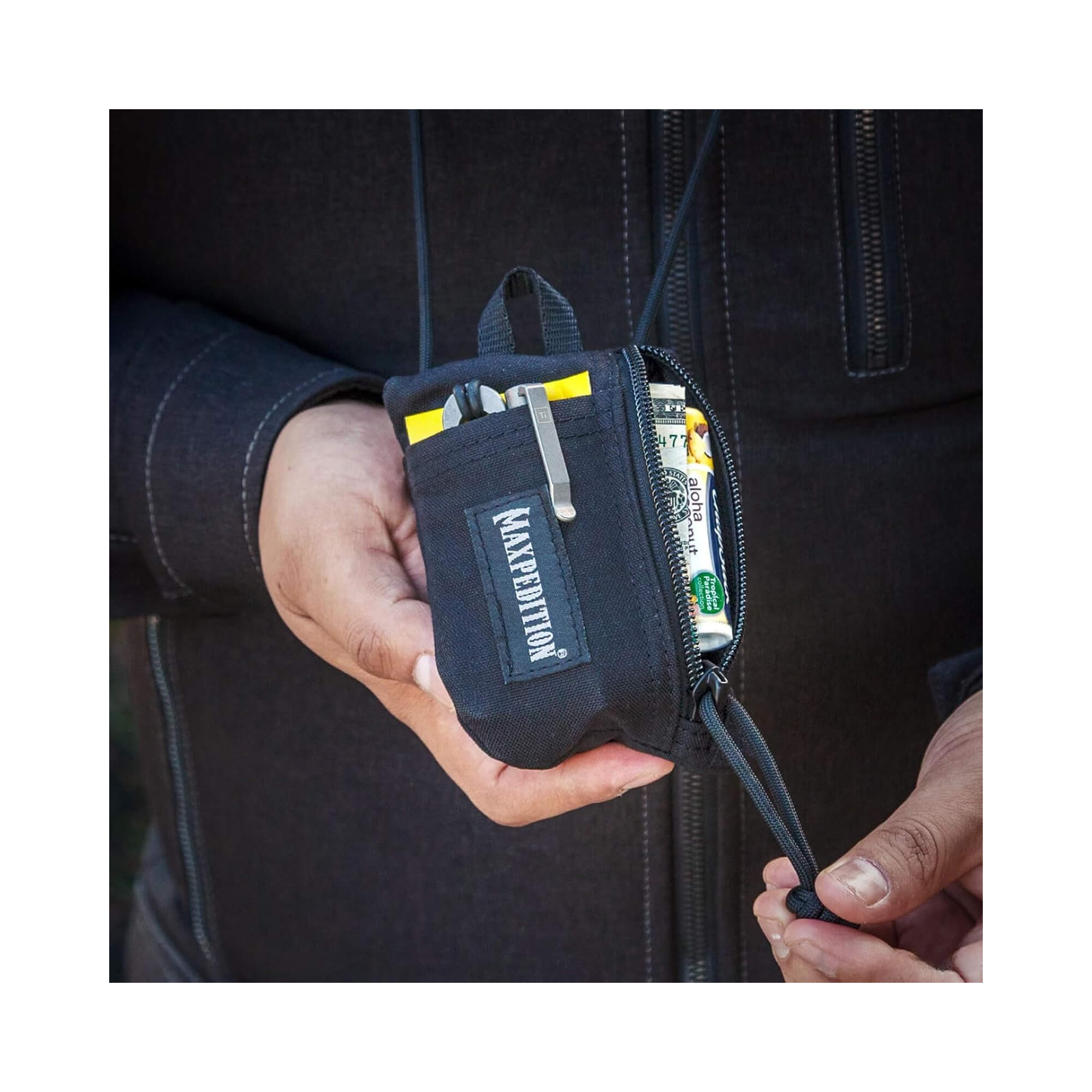 Maxpedition Platy Front Pocket Organizer у руці — ультратонкий формат для повсякденного носіння.