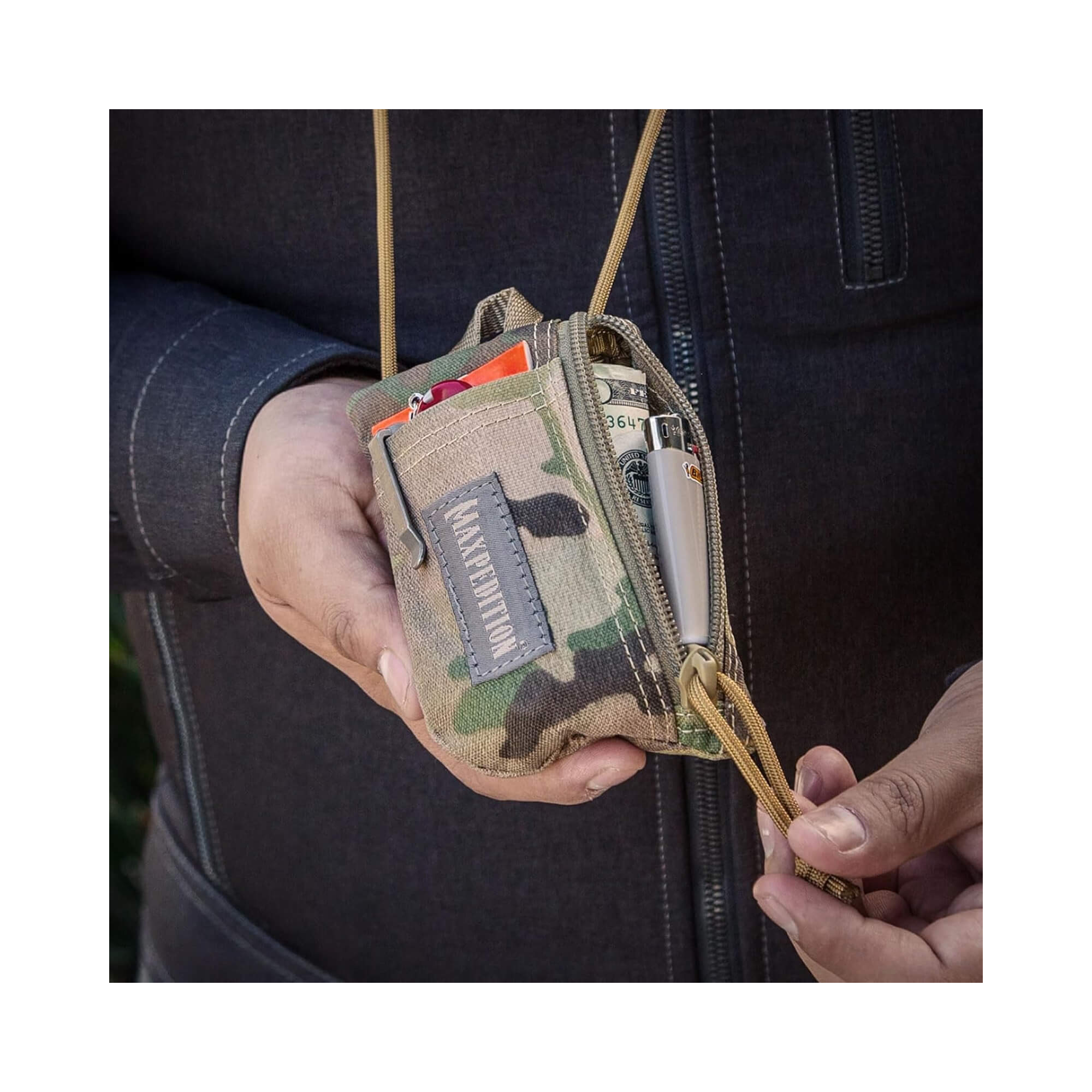 Реальний розмір в руці Maxpedition Platy Front Pocket Organizer Multicam.